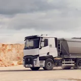 משאית רנו סדרה C - מבט מלפנים בשטח של מחצבה