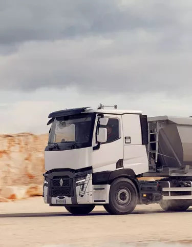 משאית רנו סדרה C - מבט מלפנים בשטח של מחצבה