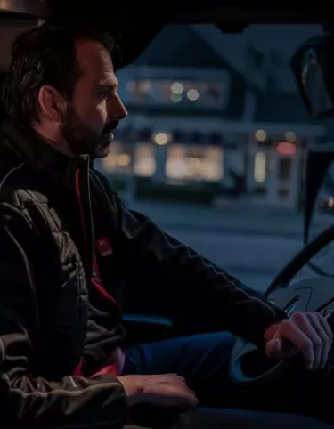 גבר נוהג במשאית רנו