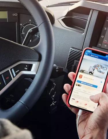 נהג מחזיק סמארטפון במשאית רנו