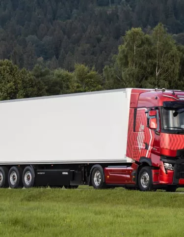 משאיות רנו T High בנסיעה בשטח ירוק