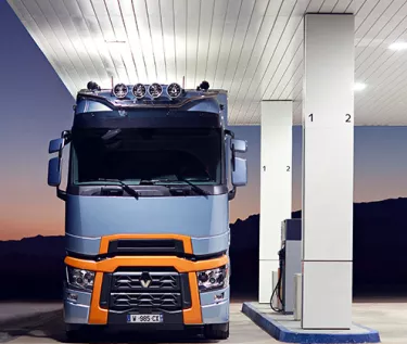 משאית רנו בתחנת דלק