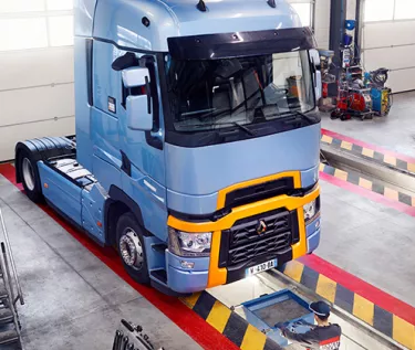 משאית רנו בטיפול במוסך
