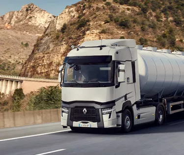 משאית רנו T בנסיעה